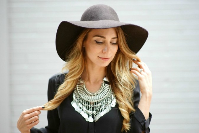 happiness-boutique-necklace-aritzia-bennett-dress-ootd1